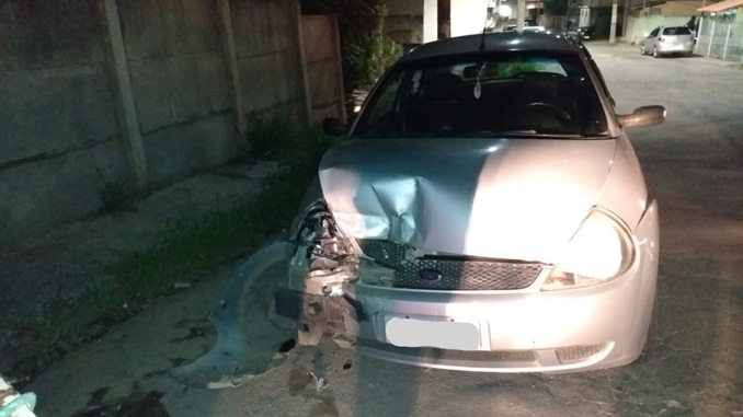 Idoso perde controle direcional do veículo e causa acidente no bairro Diniz em Barbacena