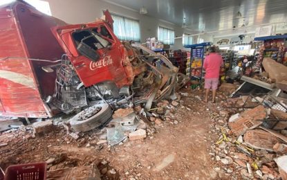 Condutor perde controle de direção e caminhão invade supermercado em Juruaia