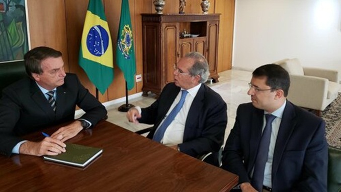 Brasil terá vacina contra Covid-19 de graça e não obrigatória, diz Bolsonaro