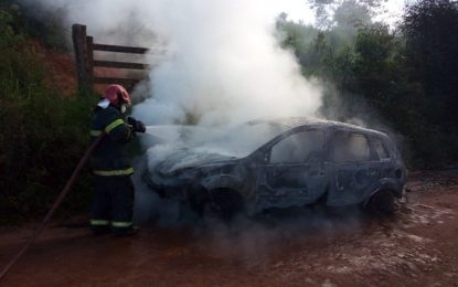 Veículo da Prefeitura de Cristiano Otoni pega fogo