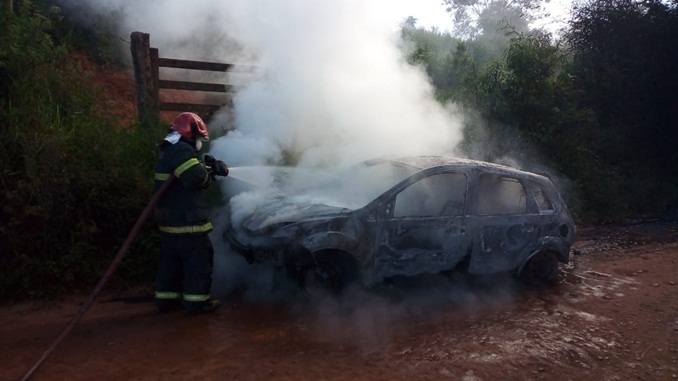 Veículo da Prefeitura de Cristiano Otoni pega fogo
