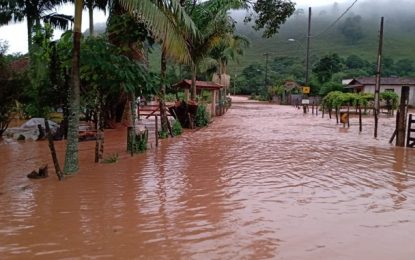 Tromba d’água inundou residências e trouxe transtornos a moradores de Correia de Almeida e Barbacena