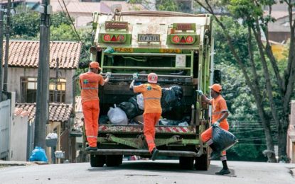 Metade dos caminhões de coleta de lixo estão em manutenção em Barbacena
