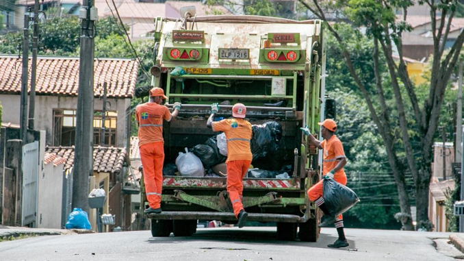 Metade dos caminhões de coleta de lixo estão em manutenção em Barbacena