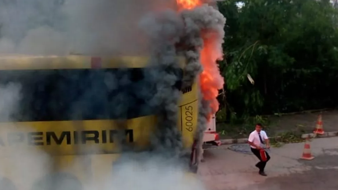 Com 25 passageiros, ônibus pega fogo na BR-116, em Governador Valadares