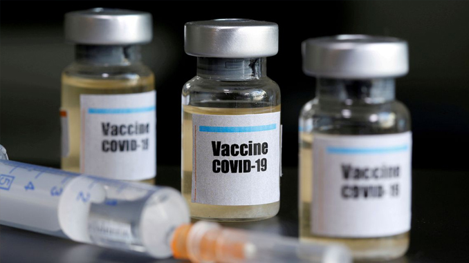 Profissionais de saúde ainda não vacinados recebem primeira dose, neste sábado, em Barbacena
