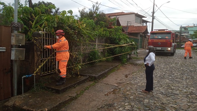 Bombeiros resgatam moradora de casa que desabou parcialmente no bairro São Pedro, em Barbacena