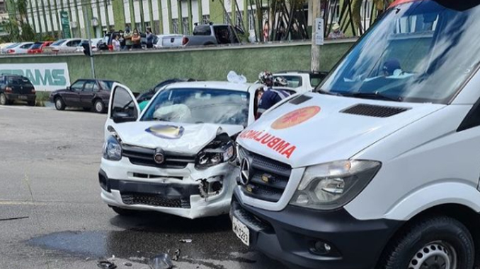 Ambulância e carro se envolvem em acidente em Barbacena