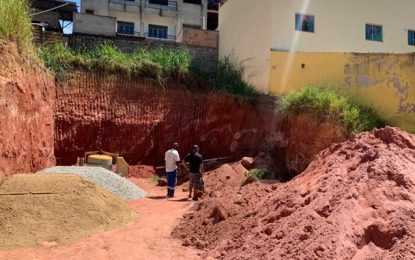 Operário é soterrado enquanto trabalhava no bairro Santa Cruz, em Conselheiro Lafaiete