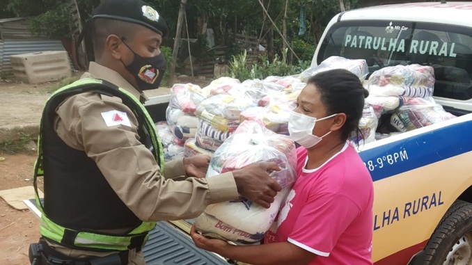 Soldados da PM entregam cestas arrecadadas em Operação Solidária