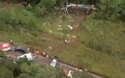 Ônibus cai em ribanceira e deixa pelo menos dois mortos e um em estado grave em Ouro Preto
