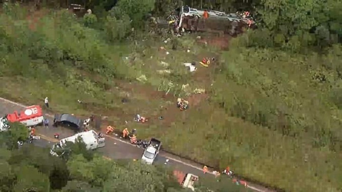 Ônibus cai em ribanceira e deixa pelo menos dois mortos e um em estado grave em Ouro Preto