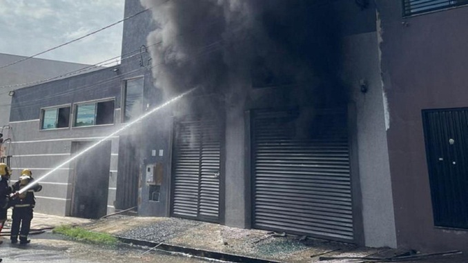 Incêndio em fábrica de calçados em Nova Serrana mobiliza Corpo de Bombeiros