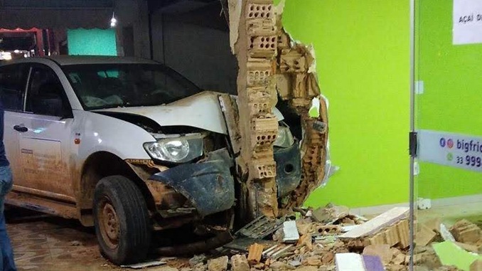 Motorista perde controle de veículo e deixa senhora gravemente ferida em Manhuaçu