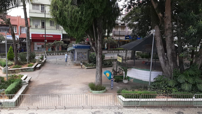 Praças de Barbacena são fechadas para evitar aglomerações