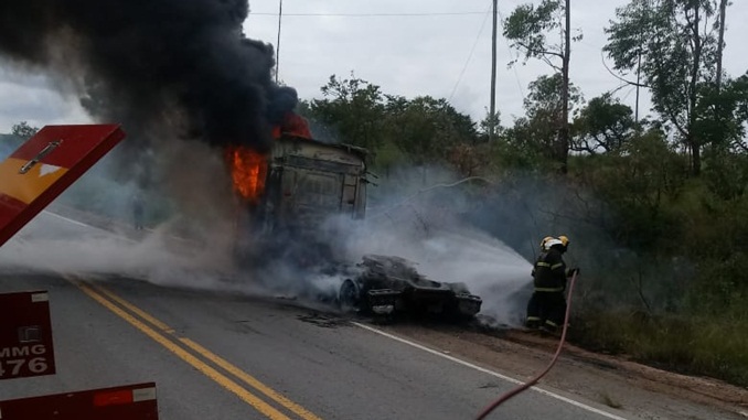 Bombeiros combatem incêndio em caminhão na BR 265