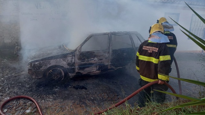 Bombeiros Combatem incêndio em veículo em Tiradentes