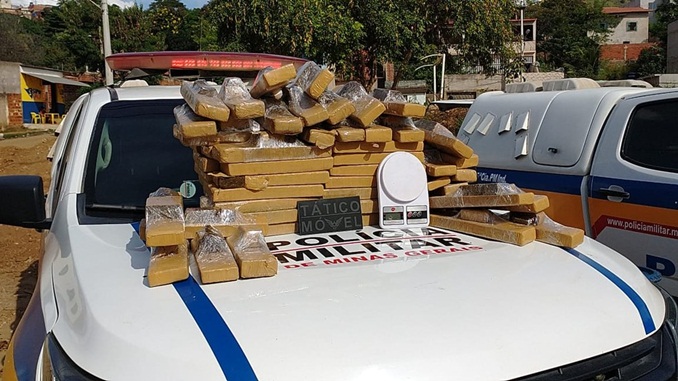 Homem é preso ao ser flagrado desenterrando 70 kg de maconha em Governador Valadares