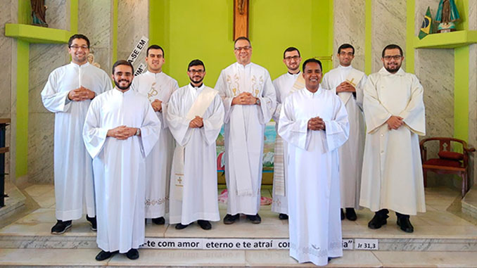 Seminaristas e diáconos participam de retiro para ordenações diaconal e sacerdotal em Barbacena