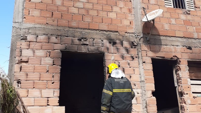 Incêndio atinge porão de residência no bairro Arcádia, em Conselheiro Lafaiete