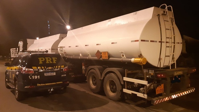 Com mais de 17 mil litros de combustível irregular, PRF apreende carreta na BR-116 em Muriaé