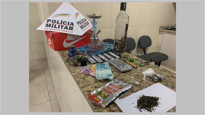 Autores são presos por tráfico de drogas no Bairro São Pedro, em Barbacena