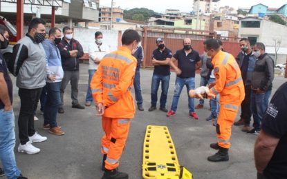 Motoristas do SESAP realizam visita técnica no Corpo de Bombeiros