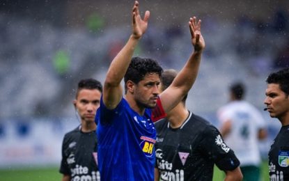 Com 402 jogos e oito títulos, zagueiro Léo encerra passagem pelo Cruzeiro