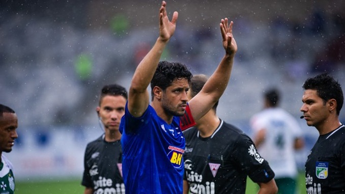 Com 402 jogos e oito títulos, zagueiro Léo encerra passagem pelo Cruzeiro