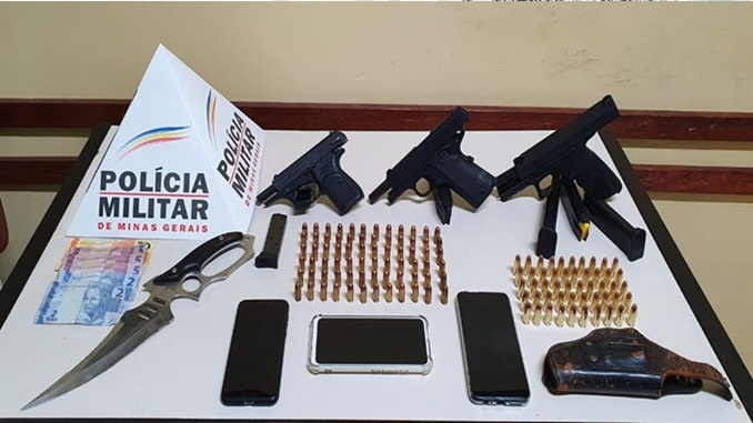 Três pessoas são presas e três armas de fogo e munições são apreendidas, em Barbacena