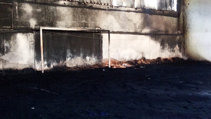 Bombeiros combatem incêndio em ginásio esportivo no bairro Boa Vista, em Barbacena