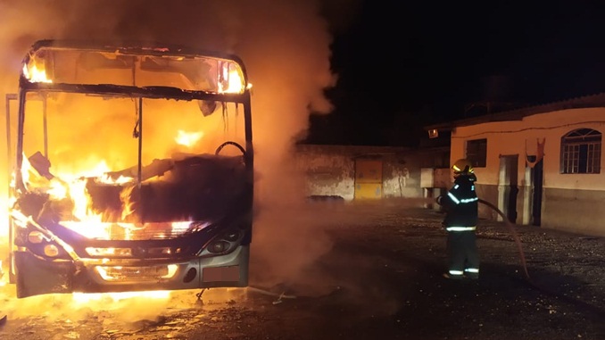 Bombeiros combatem incêndio em ônibus estacionados em garagem de empresa