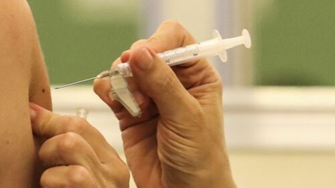 Município aplica vacina da meningite em adolescentes neste sábado