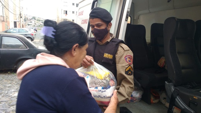 Polícia Militar realiza entrega de cestas básicas a famílias, em Barbacena