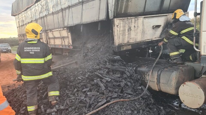 Carreta que transportava carvão pega fogo na MGC-491 em Alfenas