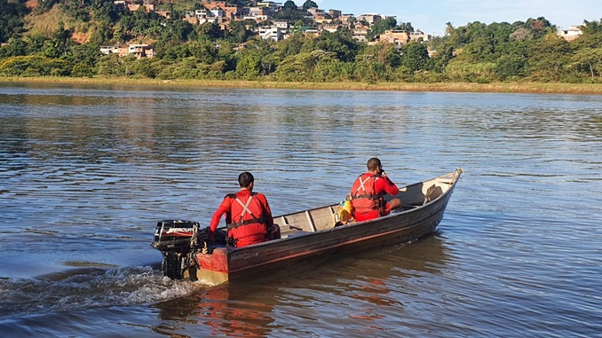 Bombeiros localizam corpo de jovem que desapareceu no rio Doce