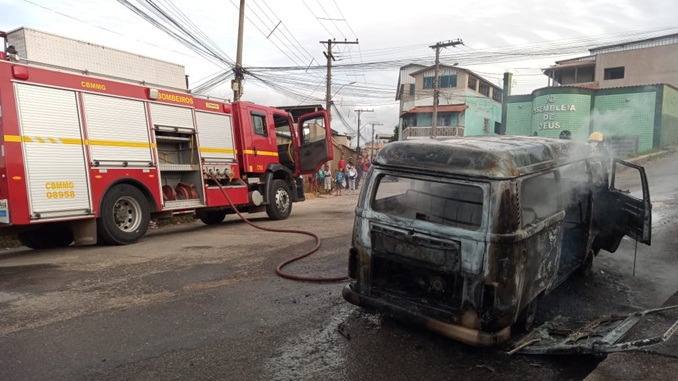 Kombi pega fogo no bairro Nove de Março, em Barbacena