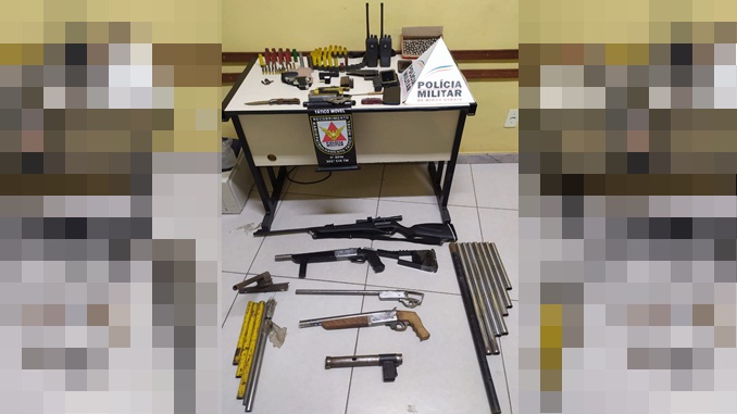 PM apreende arsenal de armas de fogo em Barbacena