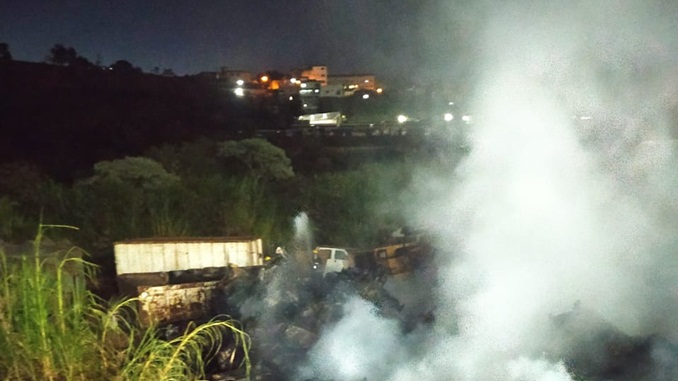 Incêndio atinge depósito de sucatas no bairro Carijós, em Conselheiro Lafaiete