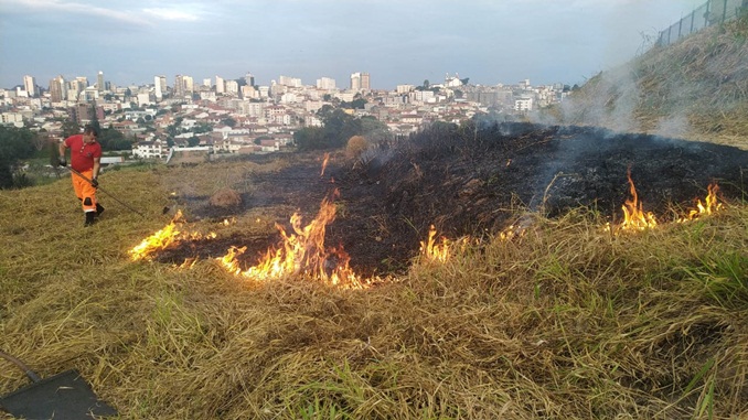 Bombeiros combatem incêndio em área de condomínio no bairro Santa Cecília, em Barbacena