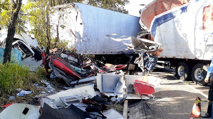 Acidente entre carreta e caminhão deixa três mortos na BR-135, em Joaquim Felício