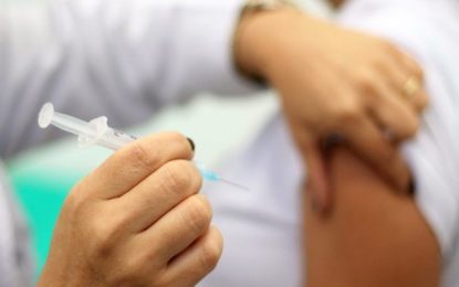 Remessa de vacinas da Pfizer é distribuída a 47 cidades de MG