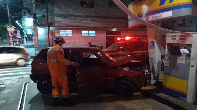 Idosa fica gravemente ferida em acidente no interior de posto de gasolina