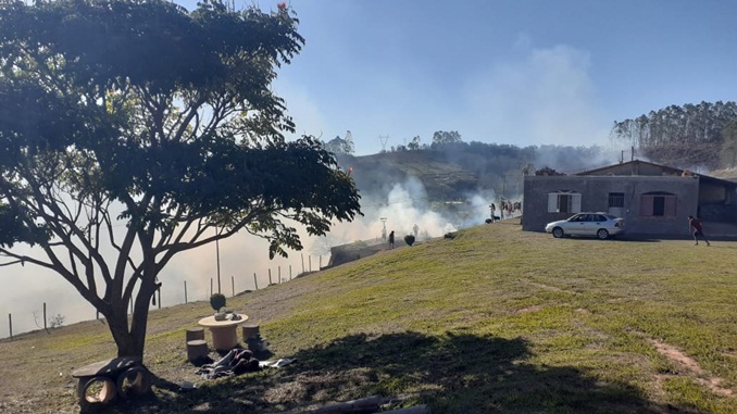 Bombeiros combatem incêndio que ameaçava área rural