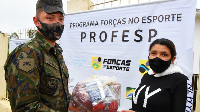 EPCAR entrega kits de alimentação às crianças do Programa Forças no Esporte