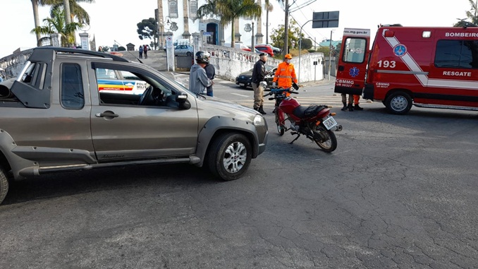 Colisão entre carro e moto deixa duas pessoas feridas no bairro da Boa Morte, em Barbacena