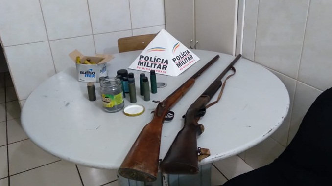 Polícia Militar apreende armas de fogo, munições e pólvoras em Antônio Carlos