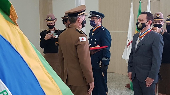 Chefe do 13° Departamento de Polícia Civil recebe Medalha Alferes Tiradentes em Barbacena