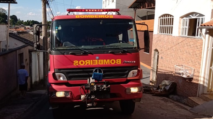 Bombeiros combatem incêndio em residência no bairro Bela Vista, em São João del-Rei