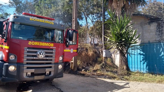 Incêndio em vegetação ameaça fábrica de laticínios, em Barbacena